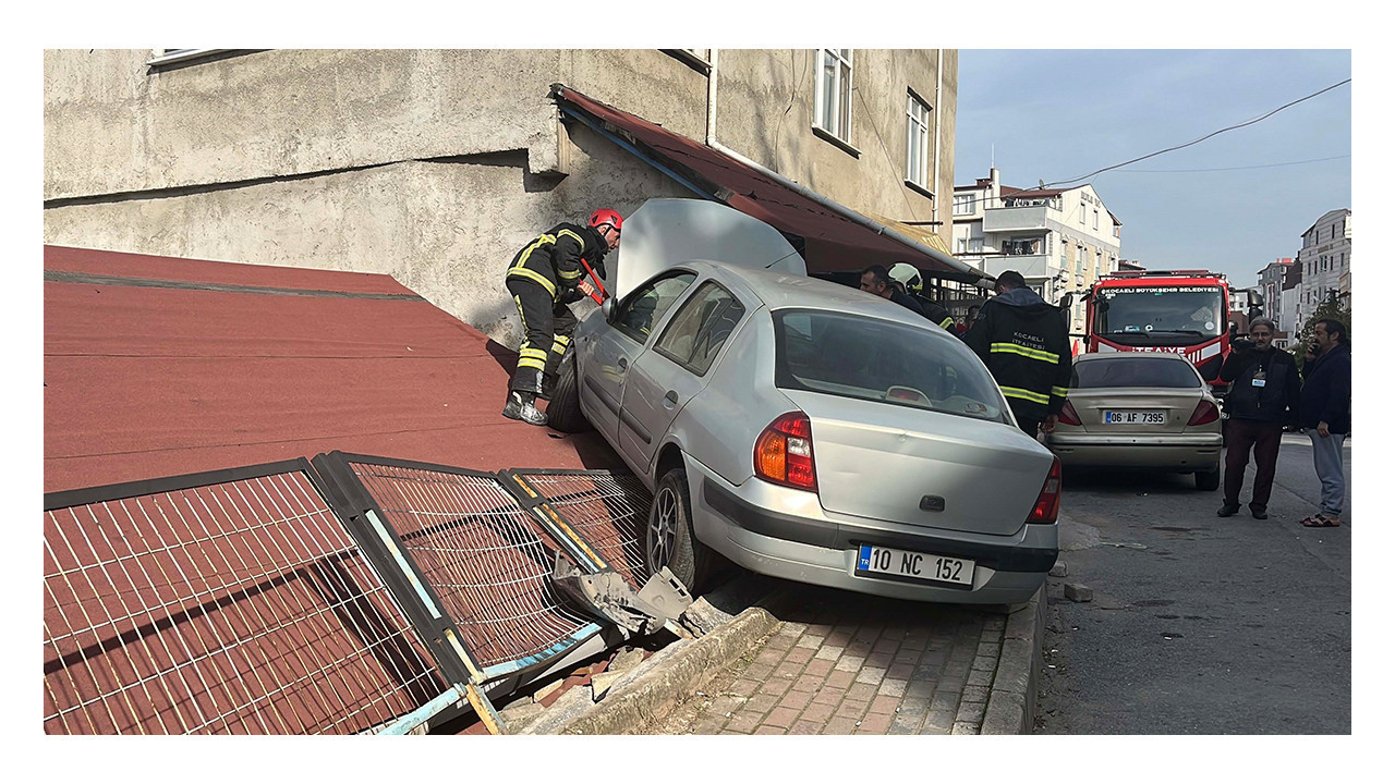 Kocaeli'de bir garip kaza! Park halindeki araca çarpıp evin çatısına çıktı
