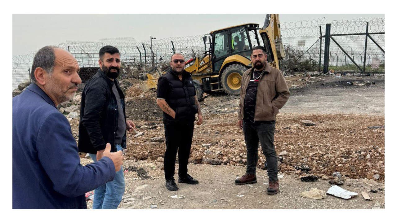 Dilovası’nda mahalleli kepçe kiralayıp kazılan yerleri doldurdu