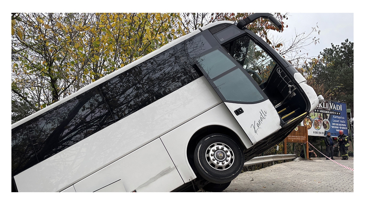 Kocaeli'de facianın eşiğinden dönüldü: Tur otobüsü şarampole düştü