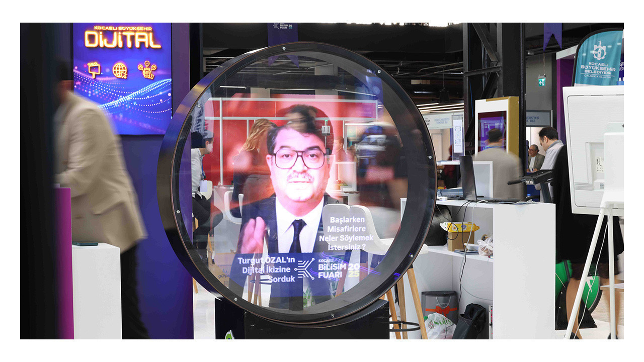 Turgut Özal hologram yöntemiyle Bilişim Fuarı’nda