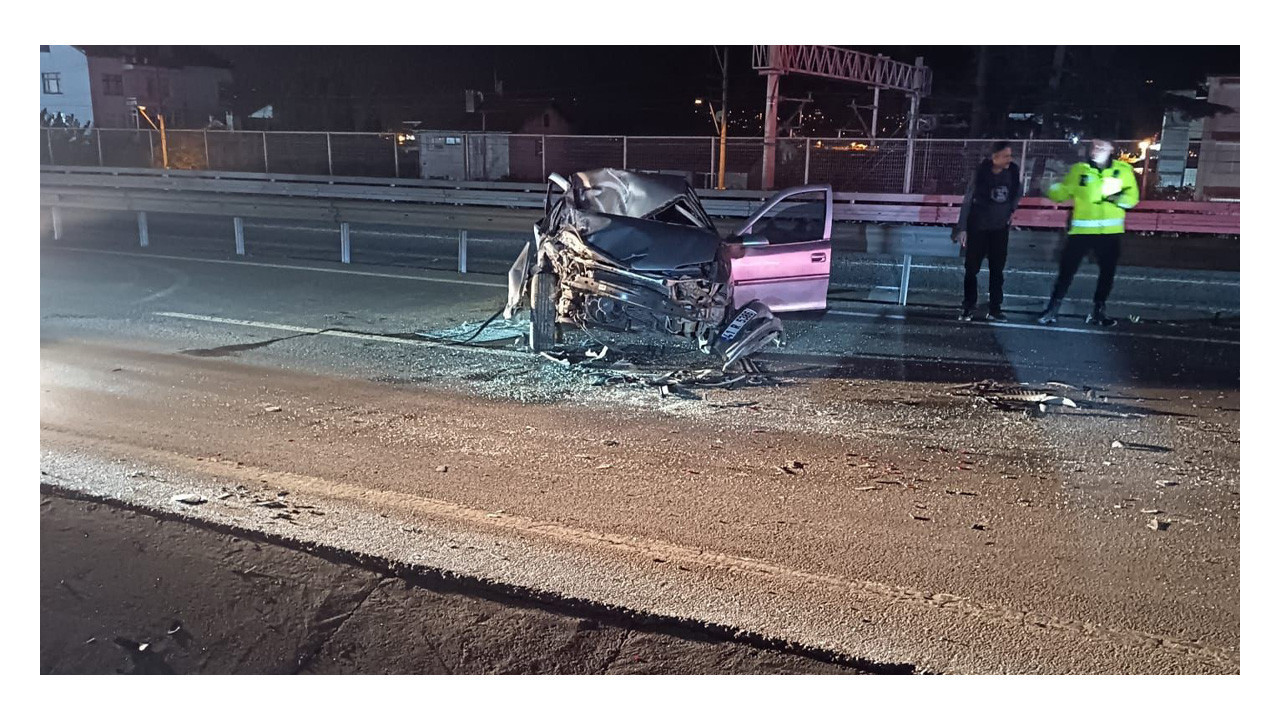 Kocaeli’de demir bariyerlere çarpan otomobil parçalandı