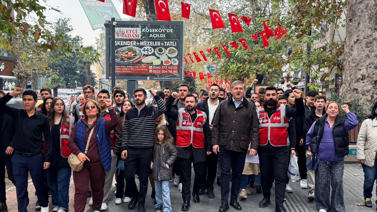 CHP’li gençler Kocaeli’de TRT çağrısı yaptı “İmamoğlu’nun davası yayınlansın”