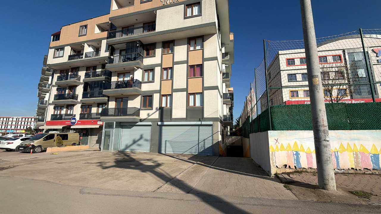 Site sakinleri istinat duvarının çökmesinden endişeli