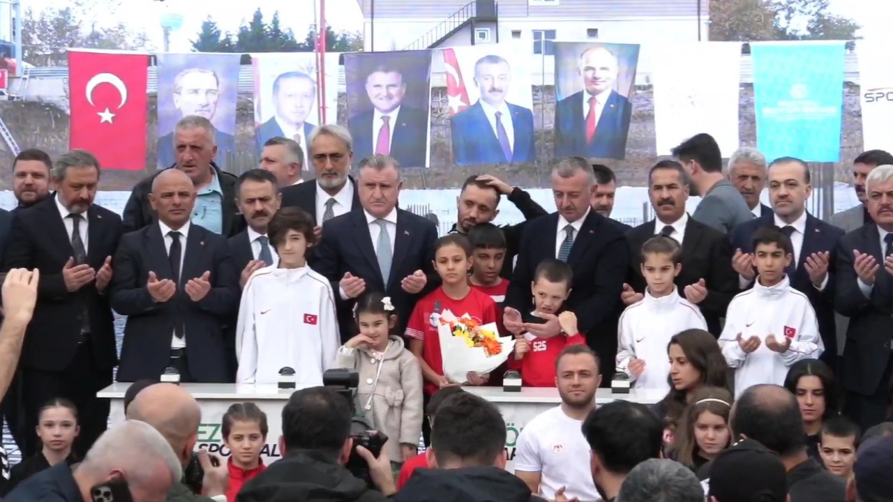 Bakan açılışa geldi, AKP'li başkanlara övgüler sıraladı