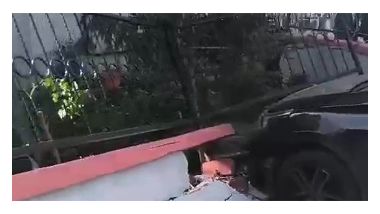 Kocaeli'de el freni çekilmeyen araç yokuştan fırladı