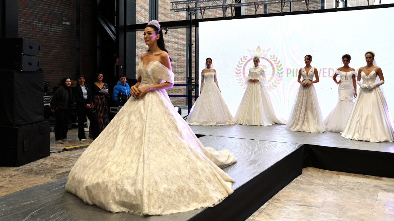 Evlilik Fuarı'nda gelinlik defilesi büyüledi