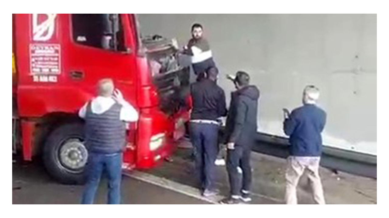 Kocaeli'de tır sürücüsü camdan fırlayarak kullandığı tırın altında kaldı!