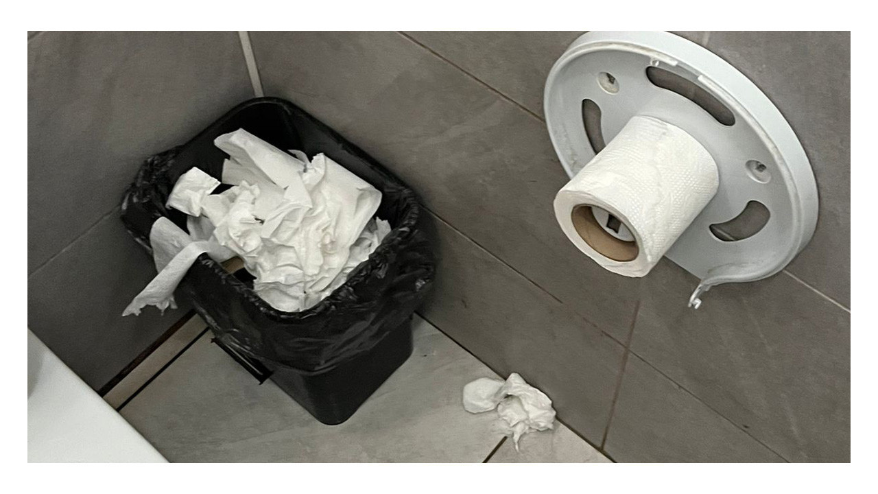 Dillerinden düşürmedikleri Gülümse Kafe’de haftalardır bir peçeteliği tamir edemediler!