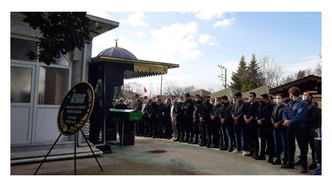 Tugay Adak’ın cenazesindeki ters çelengi paylaştı: Yalanlarını örtemez