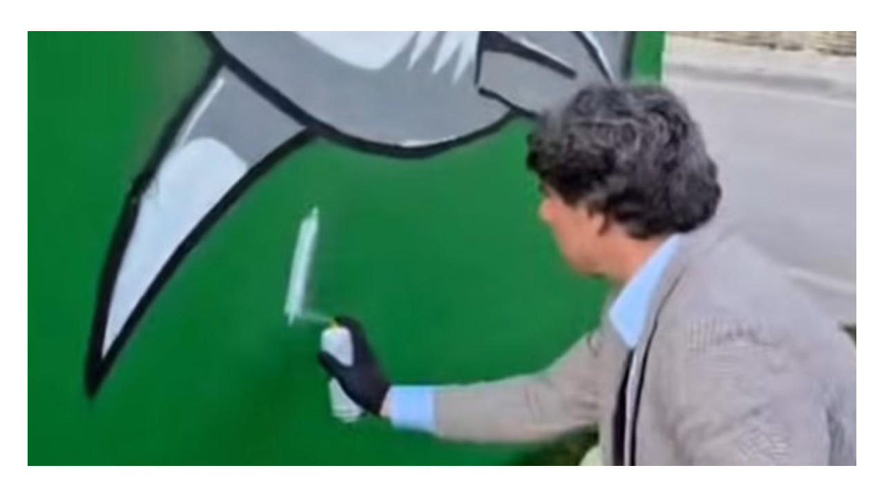 AKP'li başkan eline boyayı aldı... Bakın ne yazdı