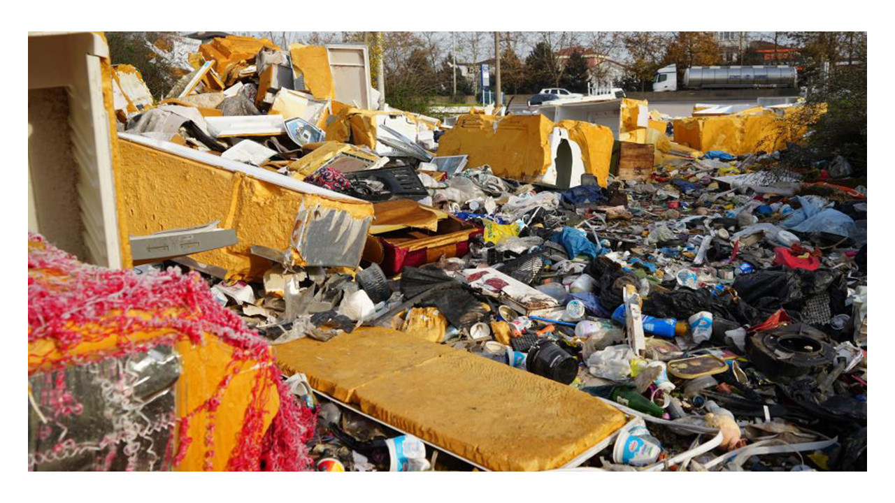 Bu pislik kaldırılsın: İzmit'te açık hava çöplüğü!