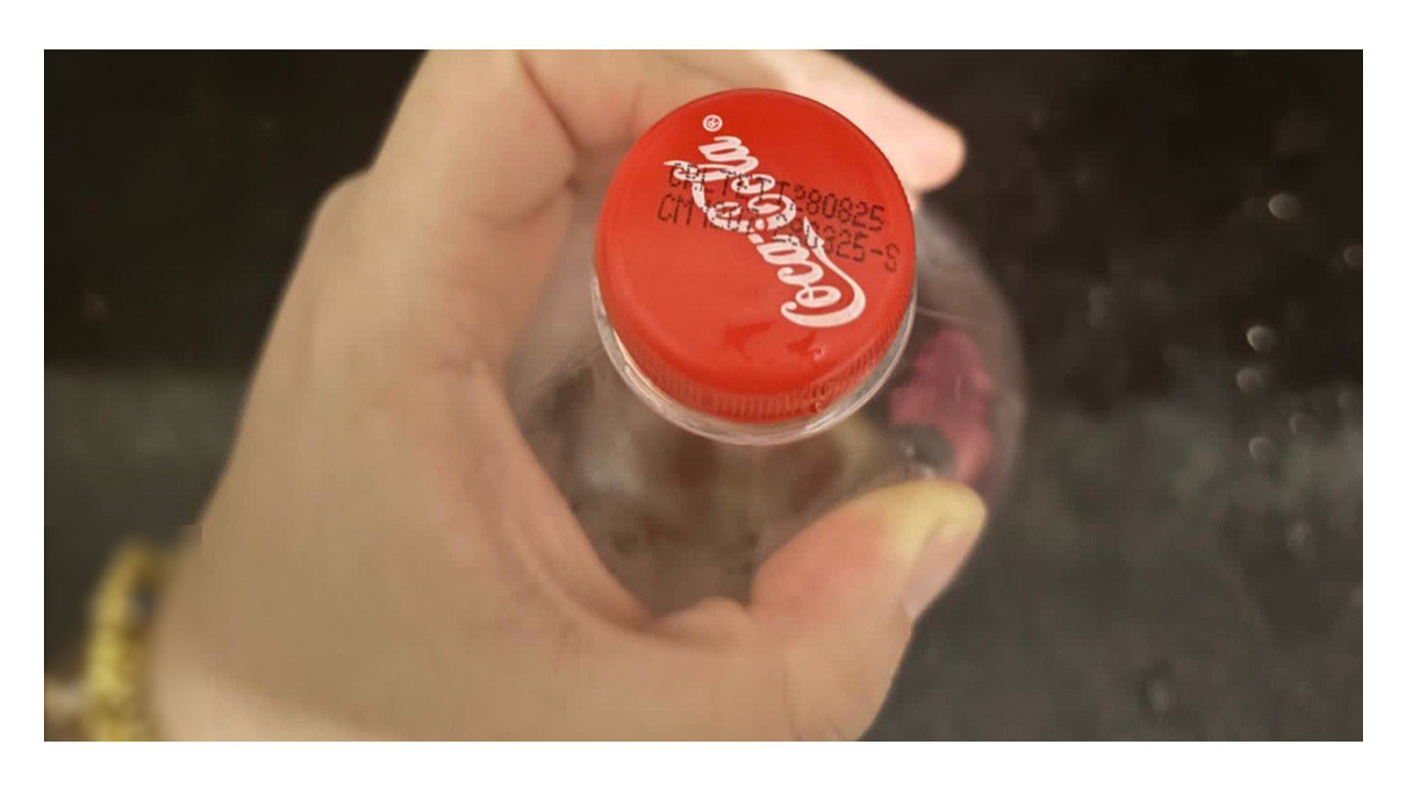 İçtikleri kola endişelendirdi! Gölcük’teki marketi şikayet etti!