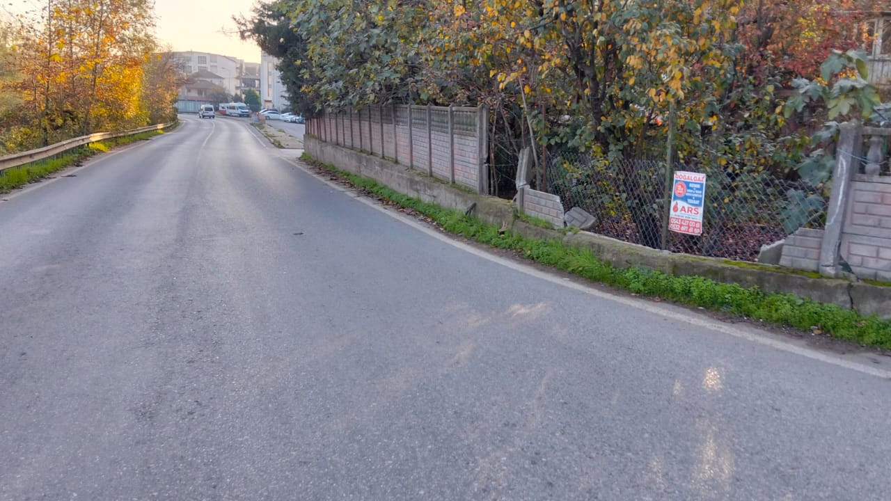 İzmit’te kaldırımsız yol alarmı!