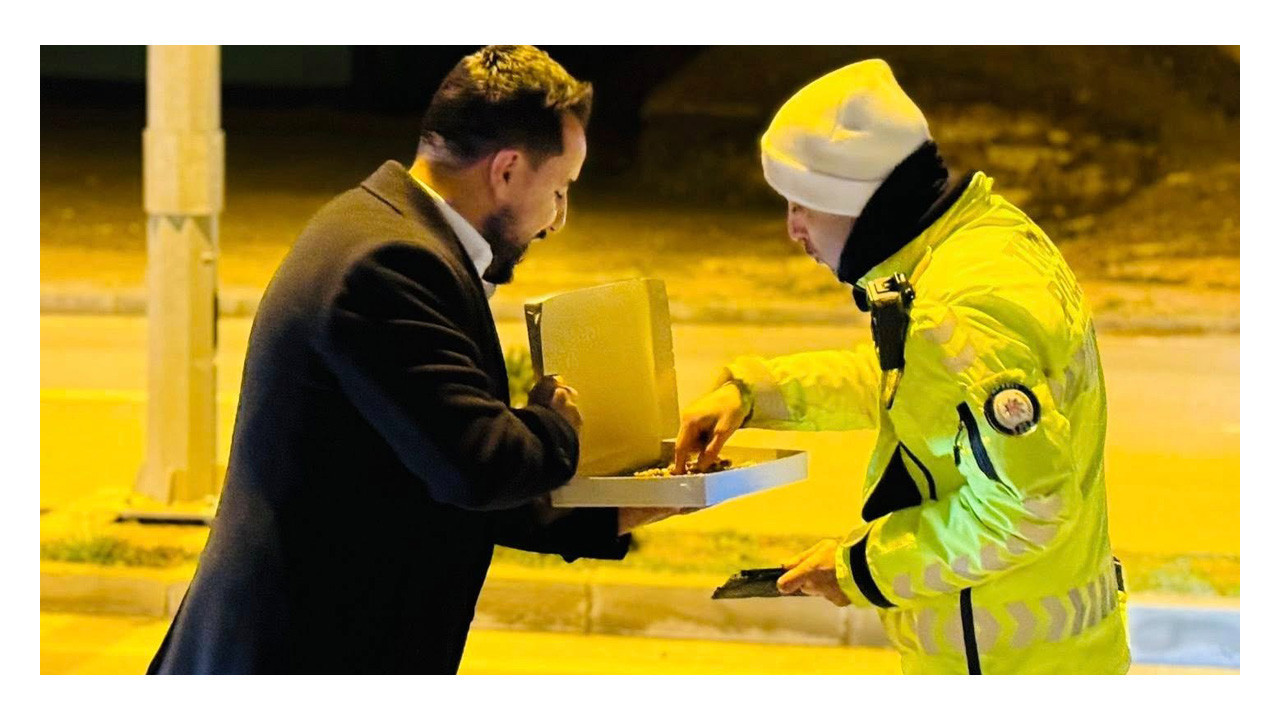 CHP’li isimden görev başında giren polislere baklava ikramı