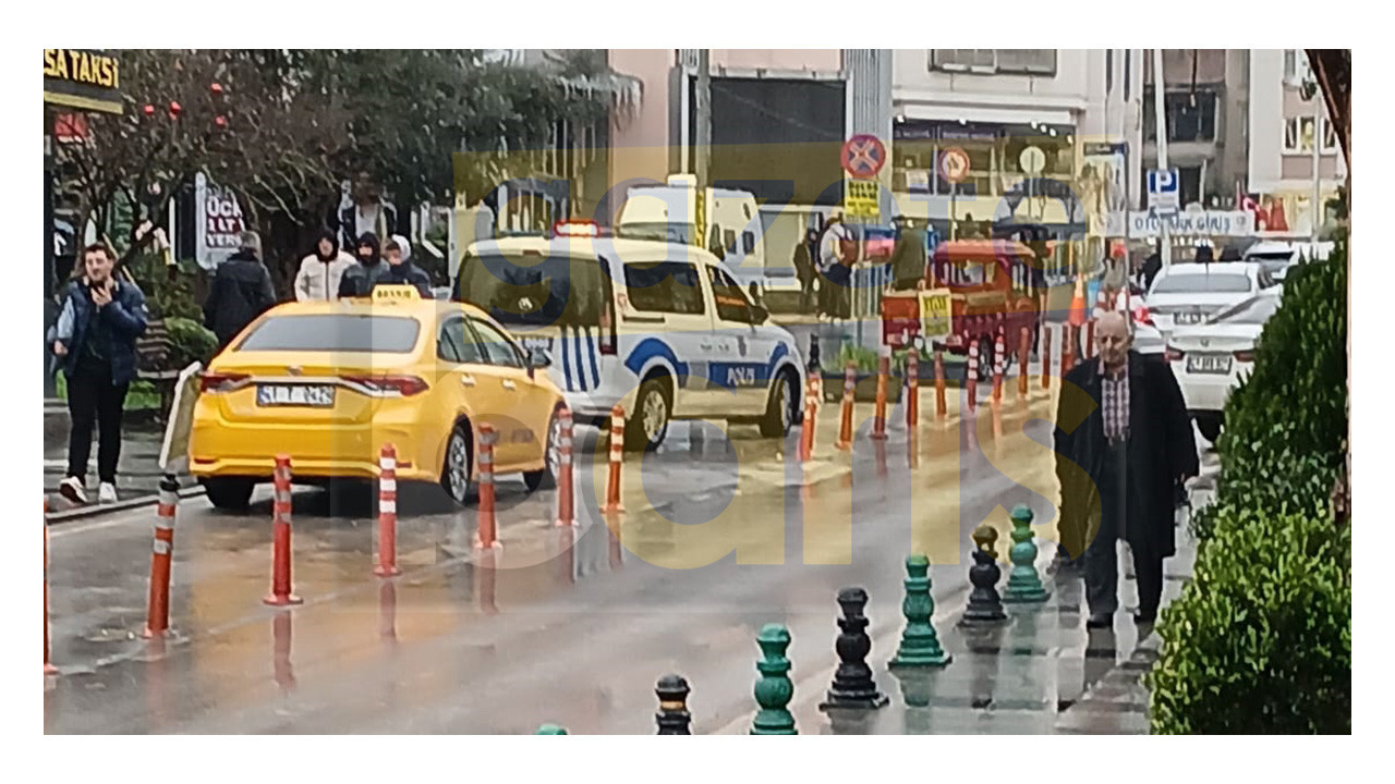 "Hürriyet buraya gelecek" İzmit Belediyesi önünde çıplak kadın şoku!