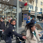 Araçların önüne atladı, trafiği birbirine kattı, kendisini durdurmak isteyen polisi peşine taktı