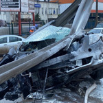 Kocaeli’de feci kaza: Araç bariyerlere ok gibi saplandı