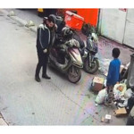 Soğukta üşüyen çocuğa ceketini çıkarıp veren kurye kameraya yansıdı