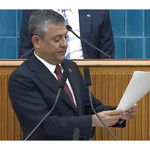 Özgür Özel istifa eden başkana attığı mesajları tek tek kürsüden okudu!