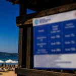 Altınkemer plajındaki tabelada dikkat çeken emekli vurgusu