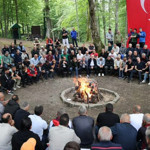 İşi sıkı tutuyorlar: AKP’liler kamp ateşi yakıp toplantı yaptı