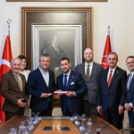 CHP’li Aydın’dan Özgür Özel’e zülfikar tespih