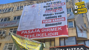 ‘Girmek tehlikelidir!’ Fethiye Caddesi’nde 60 yıllık pasaja dev pankart!