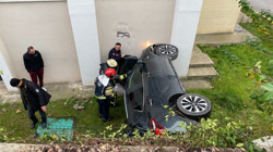 Kocaeli'de araç istinat duvarından düştü! Anne ve kızı yaralandı