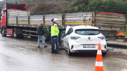 Kocaeli'de otomobil tıra arkadan çarptı: 1 yaralı
