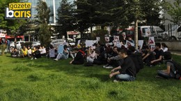 Lise öğrencileri Gebze ilçe Milli Eğitim önünde oturma eylemi yaptı