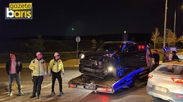 Kavşakta iki otomobil çarpıştı: Yaralılar var