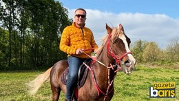 Eski AKP’li başkandan atlı şiirli poz