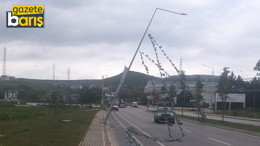 Kocaeli’de sürücüler devrilmek üzere olan direğin altından geçti