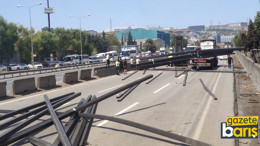 Kocaeli D-100'de tırdan düşen demirler İstanbul’a giden yolu kapadı