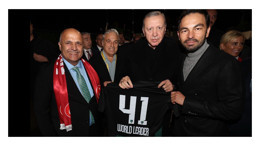 Cumhurbaşkanı Erdoğan’a “Dünya Lideri” yazılı Kocaelispor forması!