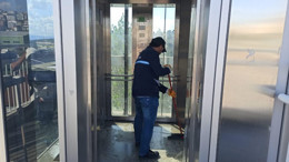 Kocaeli’de üst geçit asansörlerine hijyen mesaisi