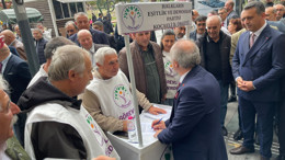 Slogan attırdı! CHP’li Erdem Arcan’dan DEM Parti standına imza
