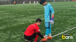 Hakem futbolcunun kramponlarını bağladı