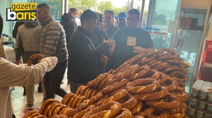 İşçiler yemekhaneye gitmeyip simit yedi
