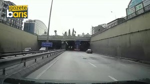 Bir garip olay: Kapağı açık unutulan kamyon tünele çarptı!