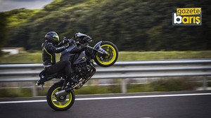 Motosikletin ön tekerini kaldıran yandı, cezası çok ağır