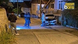 Kurşun yağmuruna tutulan otomobil kaza yaptı