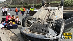 Kocaeli’de bariyere çarparak takla atan araç ters döndü: 3 yaralı