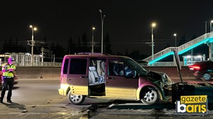 Kocaeli’de araç bariyerlere çarptı