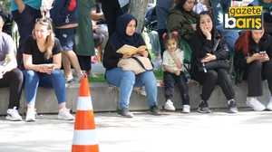 Öğrenciler sınıfta, veliler dışarıda ter döktü