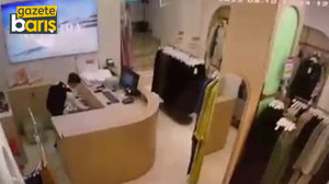 Gebze’de çocuğun cep telefonu hırsızlığı kamerada