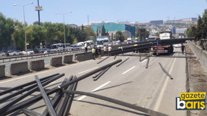 Kocaeli D-100'de tırdan düşen demirler İstanbul’a giden yolu kapadı
