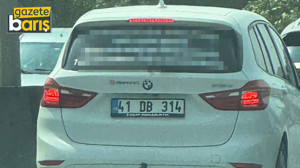 Kocaeli’de arabasının arkasına yazdığı yazıyı gören dönüp bir daha bakıyor