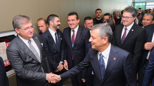 Kurultayda Özel’i Yıldızlı karşıladı