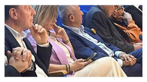 Acurman konuşurken telefona gömüldü